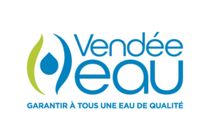 Vendée Eau, service public de l’eau, organise la production et la distribution de l'eau potable sur les 19 communautés de communes et d’agglomérations de Vendée et l'Ile d'Yeu. Vendée Eau gère également l'assainissement sur une partie de la Vendée.
